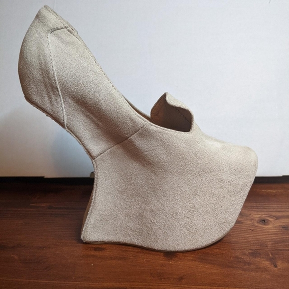 Modern Jeffrey Campbell Light Khaki Platform Heels Faux Suede-Size 7.5M LIKE NEW - Picture 1 of 4